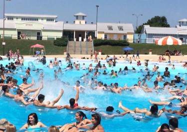 many people in Wave Country wave pool