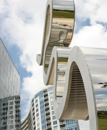 mirrored statue in front of cloudy Nashville skyline