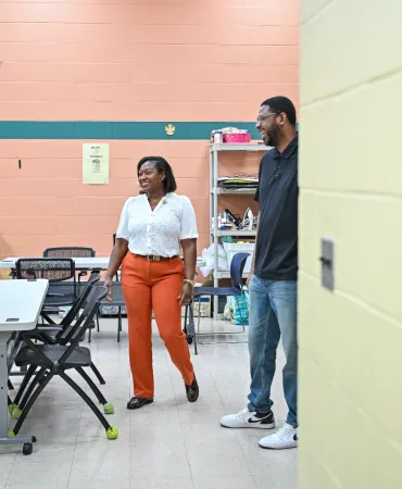 Metro Staff talking at Elizabeth Senior Center